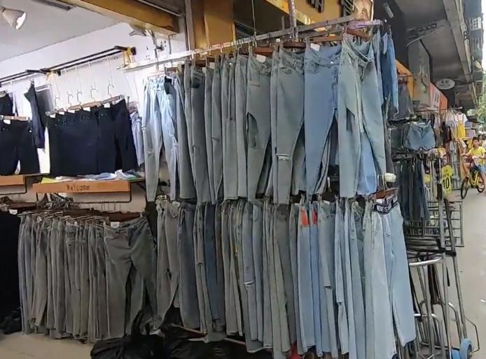 實拍廣州昌崗尾貨批發(fā)市場 低價服裝吸引全球采購商